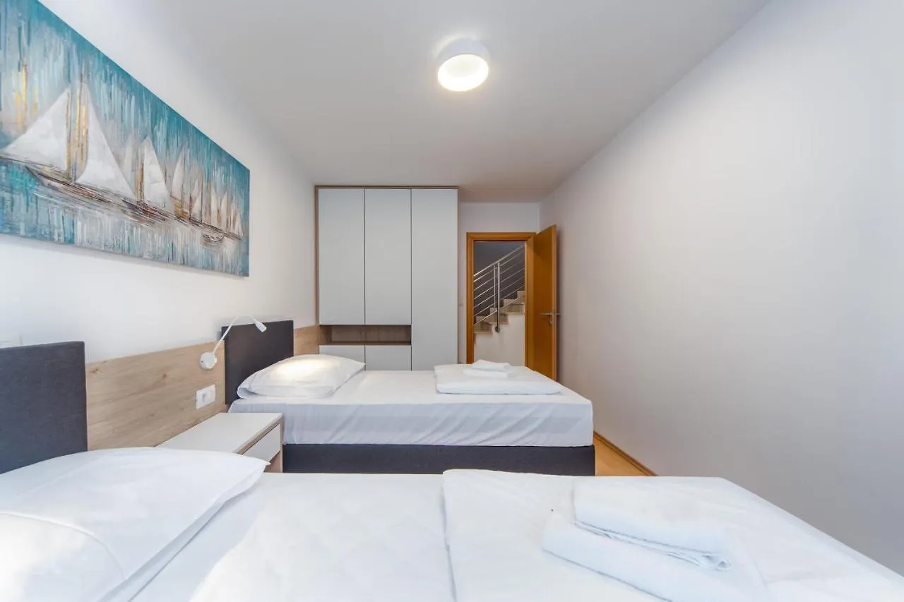 Sunset Garden Palace Apartments  Ουμάγκ